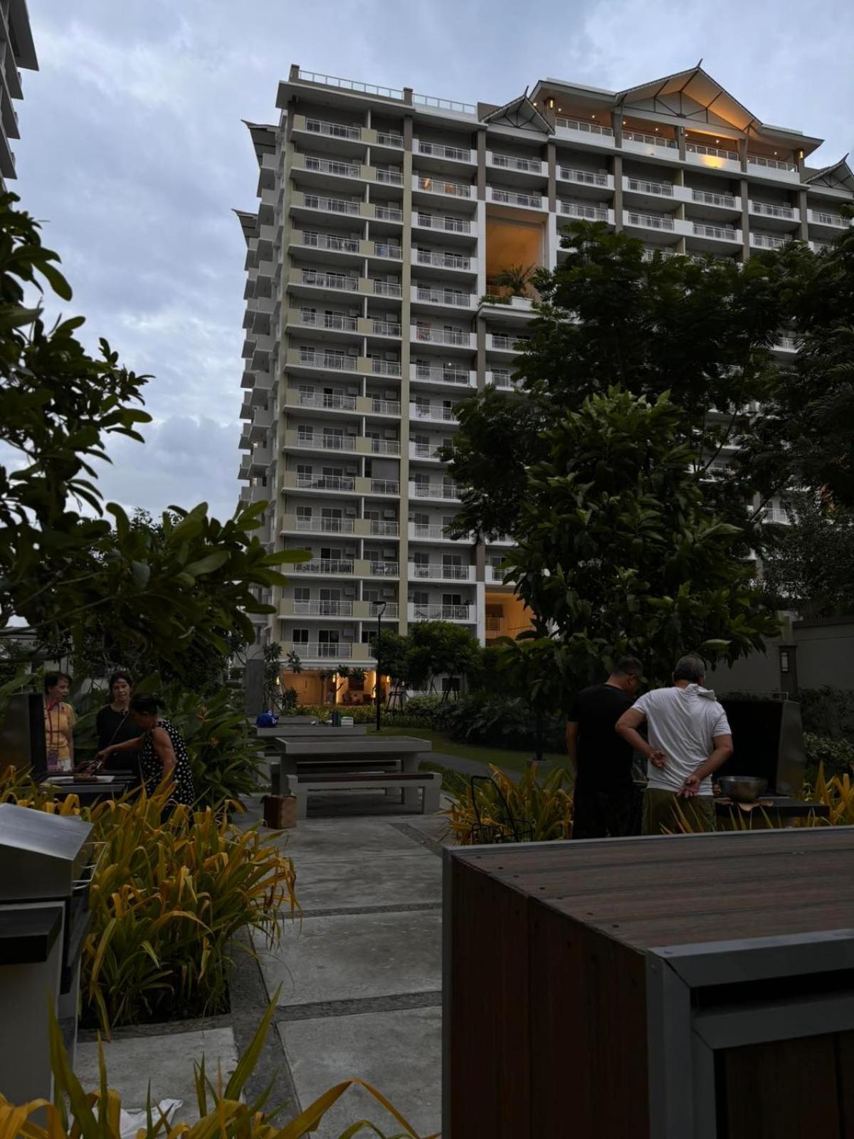 2 Bedroom Condo Unit Near Sm Bf & Naia At The Atherton By Dmci With 2 Balcony Paranaque City Exterior foto