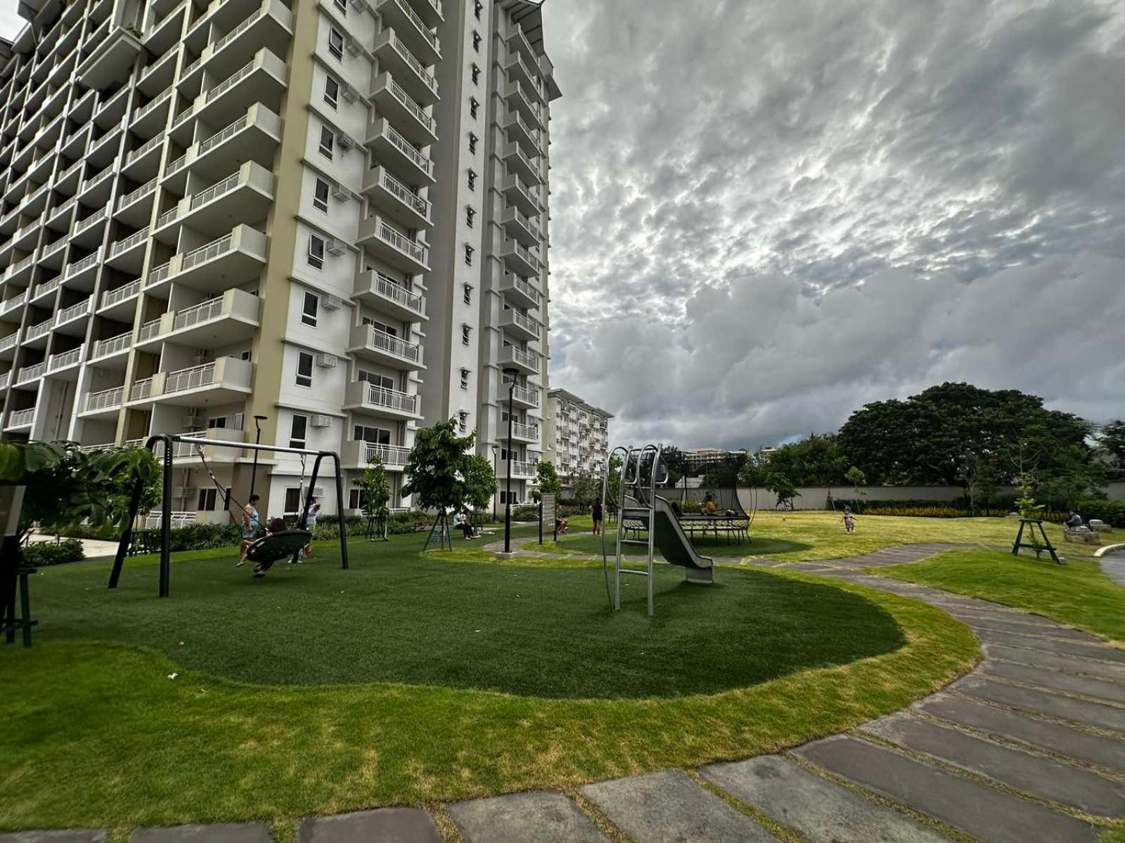 2 Bedroom Condo Unit Near Sm Bf & Naia At The Atherton By Dmci With 2 Balcony Paranaque City Exterior foto