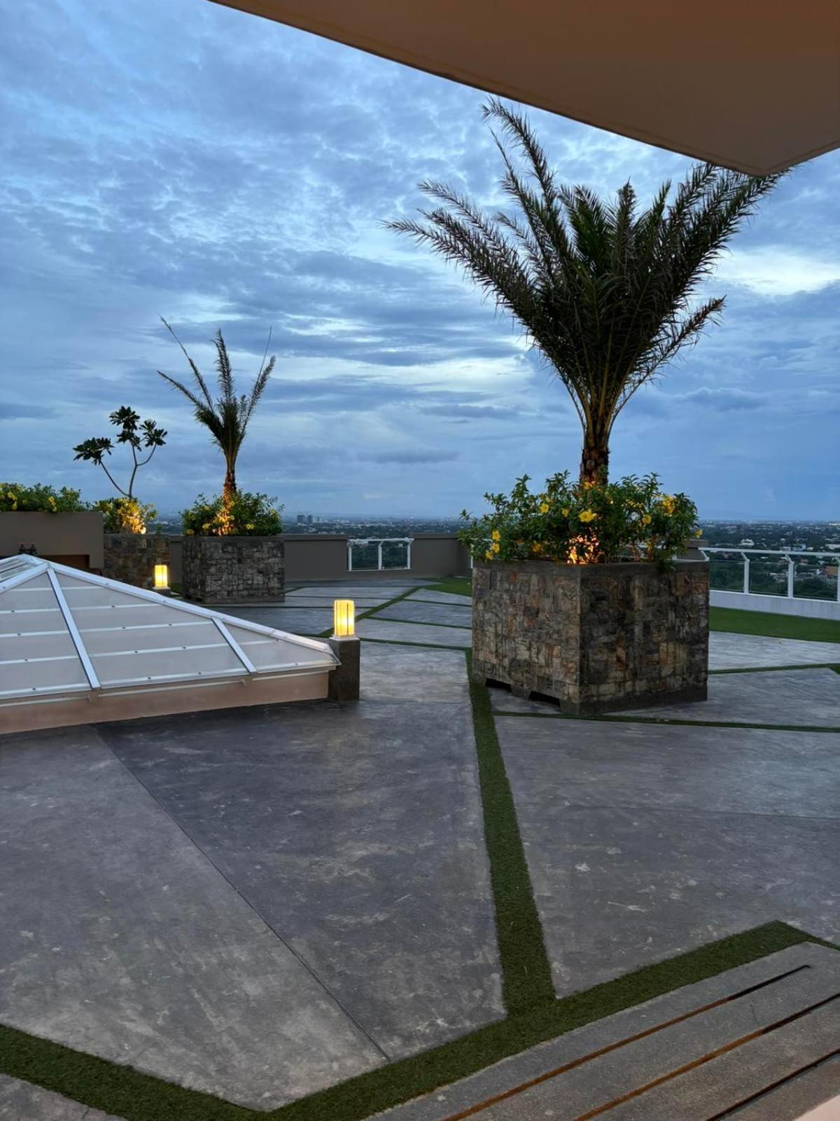 2 Bedroom Condo Unit Near Sm Bf & Naia At The Atherton By Dmci With 2 Balcony Paranaque City Exterior foto